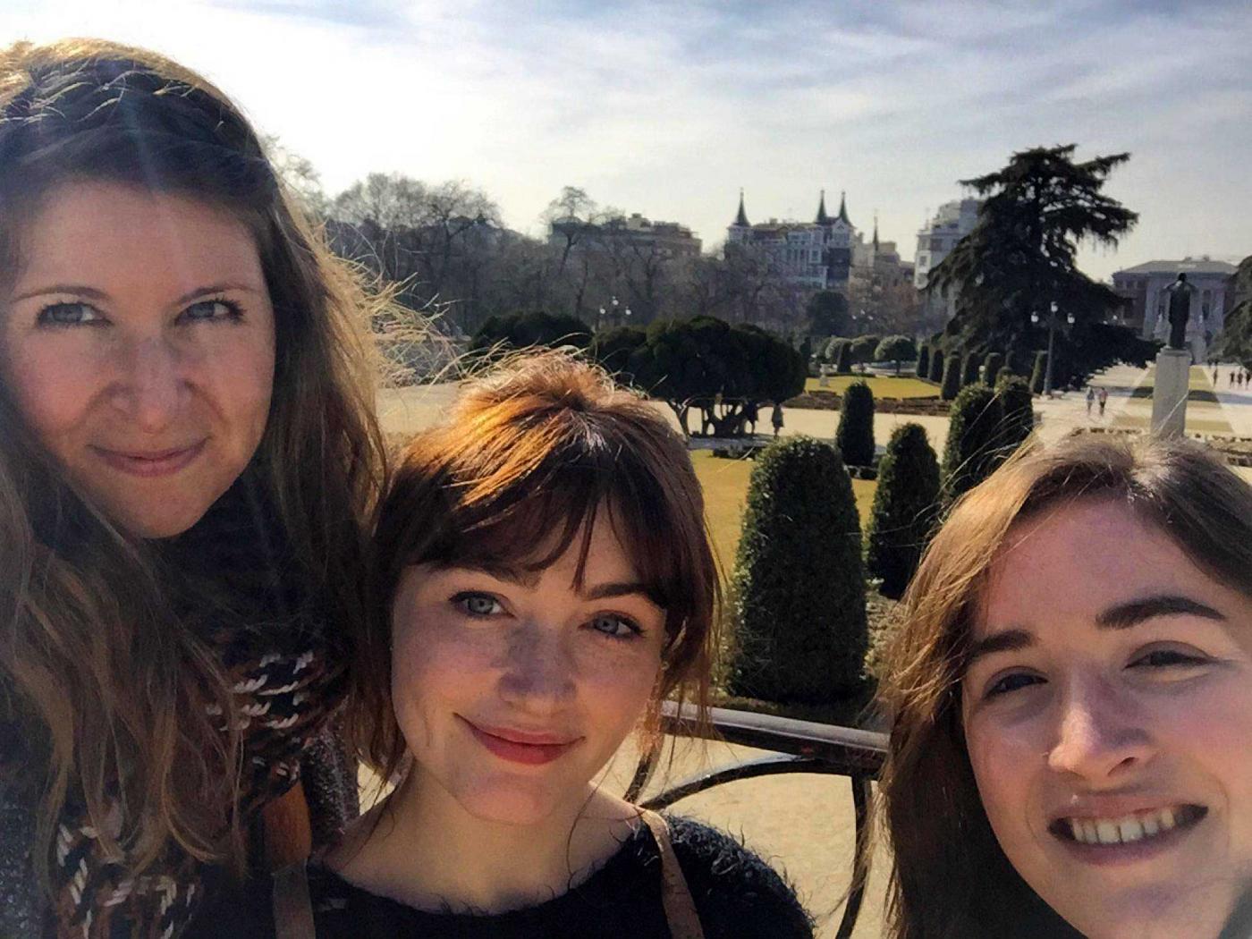 Andrea, with her guiri friends enjoying Retiro Park.